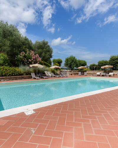 Villa Varna: Agua, Planta, Nube, Cielo, Propiedad, Piscina, Cuerpo De Agua, Árbol, Flor, Sombra