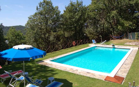 Le Piane: Agua, Planta, Piscina, Azur, Azul, Sombra, Edificio, Cielo, Arquitectura, Árbol