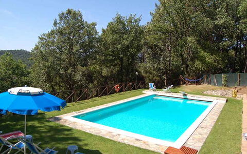 Le Piane: Planta, Propiedad, Edificio, Agua, Azur, Azul, Piscina, Cielo, Sombra, Árbol