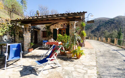 Le Piane: Planta, Cielo, Edificio, Propiedad, Sombra, Árbol, Área Rural, Mueble Para Exteriores, Ventana, Barrio