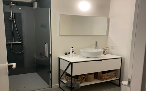 Sui Tetti Di Lucca: Grifo, Lavabo, Arreglo De Tubería, Lavabo Del Baño, Edificio, Baño, Diseño De Interiores, Suelo, Piso