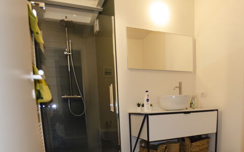 Sui Tetti Di Lucca: Diseño De Interiores, Edificio, Casa, Suelo, Piso, Madera, Gabinetes, Madera Dura, Grifo