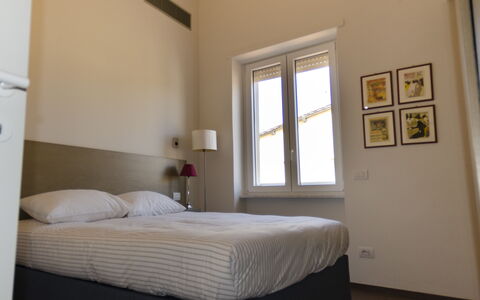 Sui Tetti Di Lucca: Mueble, Propiedad, Edificio, Comodidad, Ventana, Madera, Textil, Sombra, Diseño De Interiores