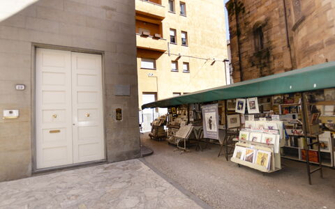Sui Tetti Di Lucca: Propiedad, Edificio, Superficie De La Carretera, Barrio, Puerta, Ventana, Fachada, Ciudad, Acera, La Carretera