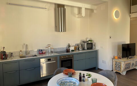 Sui Tetti Di Lucca: Gabinetes, Fregadero, Grifo, Mostrador, Lavabo, Mueble, Cocina, Arreglo De Tubería, Mesa, Diseño De Interiores