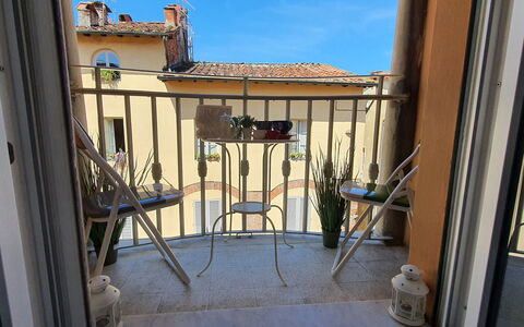 Sui Tetti Di Lucca: Cielo, Edificio, Madera, Ventana, Sombra, Barrio, Barrio Residencial, Bienes Raíces, Fachada, Planta