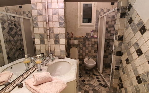 Lucida: Espejo, Arreglo De Tubería, Propiedad, Grifo, Lavabo, Edificio, Lavabo Del Baño, Baño, Diseño De Interiores, Púrpura