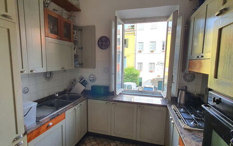 Lucida: Fregadero, Gabinetes, Lavabo, Mostrador, Planta De Casa, Ventana, Cocina, Madera, Grifo, Electrodoméstico