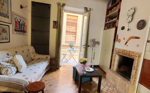 Lucida: Mesa, Propiedad, Marco, Verde, Sofá, Diseño De Interiores, Madera, Sala, Suelo, Casa