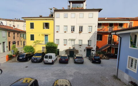 Lucida: Coche, Ventana, Vehículo, Edificio, Rueda, Planta, Cielo, Fachada, Ciudad