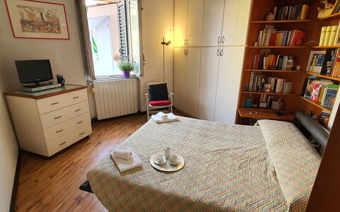 Lucida: Mueble, Marco, Librero, Mesa, Comodidad, Madera, Encendiendo, Edificio, Diseño De Interiores, Gabinetes