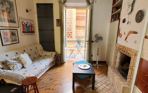 Lucida: Mesa, Mueble, Marco, Propiedad, Madera, Azur, Silla, Diseño De Interiores, Suelo, Comodidad