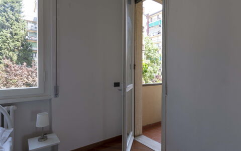 Novoli Suite Apartment: Edificio, Ventana, Madera, Puerta, Sombra, Suelo, Madera Dura, Árbol