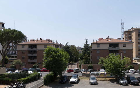 Novoli Suite Apartment: Cielo, Coche, Planta, Rueda, Vehículo, Edificio, Ventana, Árbol
