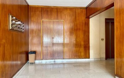 Novoli Suite Apartment: Propiedad, Madera, Encendiendo, Salón, Puerta, Diseño De Interiores, Piso, Suelo, Manchas De Madera