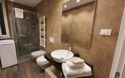 Loft Lucca: Piso, Suelo, Diseño De Interiores, Arreglo De Tubería, Habitación, Marrón, Mueble, Baño, Casa, Plomería