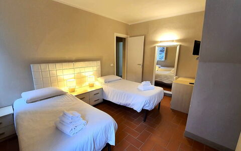 Loft Lucca: Cama, Habitación, Marco De La Cama, Lecho, Sábana, Colchón, Manchas De Madera, Colchoneta, Hotel