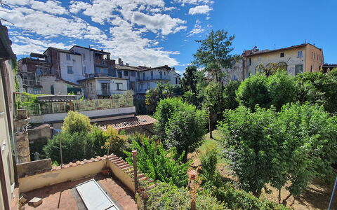 Loft Lucca: Nube, Cielo, Edificio, Planta, Ventana, Arquitectura, Vegetación, Árbol, Diseño Urbano, Casa