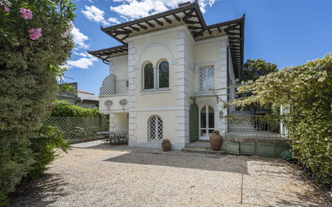 La Villetta: Nube, Cielo, Edificio, Planta, Ventana, Azur, Puerta, Barrio, Barrio Residencial, Casa