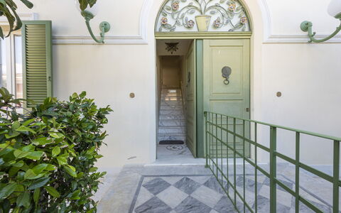 La Villetta: Edificio, Planta, Propiedad, Blanco, Puerta, Casa, Arquitectura, Madera, Pared