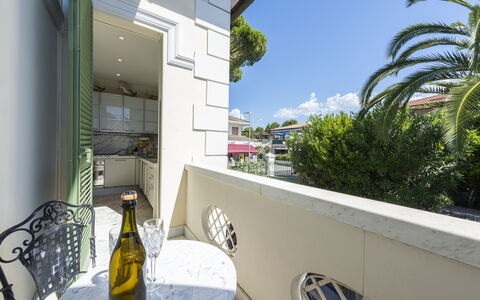 La Villetta: Cielo, Propiedad, Edificio, Planta, Nube, Amarillo, Sombra, Condominio, Bienes Raíces, Arecales