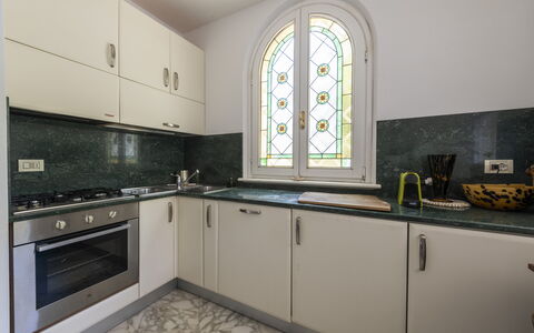 La Villetta: Gabinetes, Mostrador, Fregadero, Grifo, Estufa De Cocina, Ventana, Cocina, Encendiendo, Lavabo, Diseño De Interiores