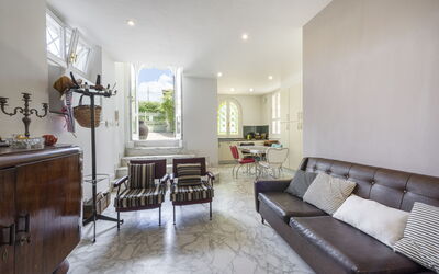 Appartamento Mara: Mueble, Sofá, Mesa, Gabinetes, Diseño De Interiores, Silla, Madera, Planta De Casa, Sala, Suelo