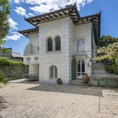 La Villetta: Nube, Cielo, Edificio, Planta, Ventana, Azur, Puerta, Barrio, Barrio Residencial, Casa