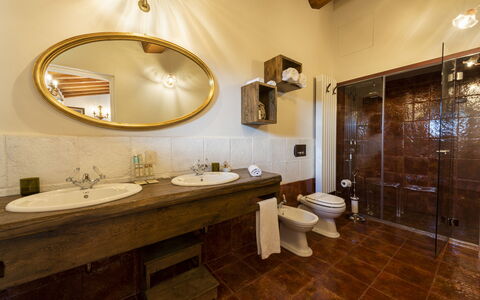Villa Campestri: Espejo, Marrón, Grifo, Arreglo De Tubería, Lavabo, Lavabo Del Baño, Madera, Baño, Edificio, Encendiendo