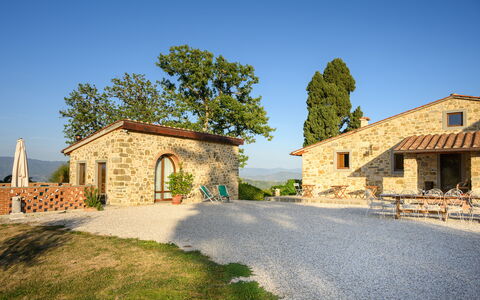 Villa Campestri: Cielo, Planta, Edificio, Árbol, El Terreno Del Lote, Superficie De La Carretera, Ventana, Paisaje Natural, Barrio Residencial, Hierba