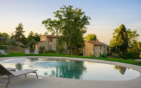 Villa Campestri: Agua, Cielo, Planta, Edificio, Propiedad, Árbol, Piscina, Paisaje Natural, Casa, Hierba