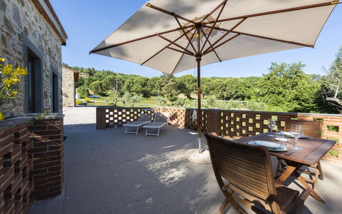 Villa Campestri: Propiedad, Mueble, Cielo, Planta, Edificio, Mesa, Sombra, Madera, Diseño De Interiores, Mueble Para Exteriores