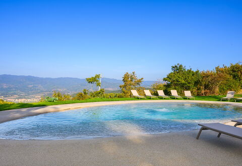Villa Campestri: Agua, Cielo, Planta, Paisaje Natural, Piscina, Árbol, Mueble Para Exteriores, Ocio, Paisaje, Hierba