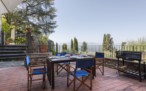 Villa San Gennaro: Cielo, Mueble, Planta, Mesa, Madera, Árbol, Sombra, Mueble Para Exteriores, Mesa Al Aire Libre, Ocio