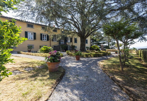 Villa San Gennaro: Planta, Edificio, Ventana, Árbol, Cielo, Superficie De La Carretera, El Terreno Del Lote, Casa, Paisaje, Hierba
