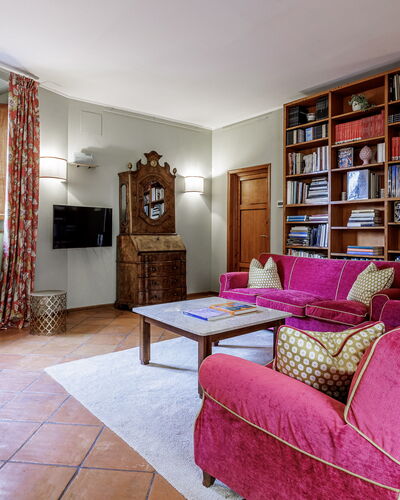 Dimora Fiorentina: Mueble, Edificio, Marco, Mesa, Librero, Estante, Madera, Diseño De Interiores, Piso, Suelo