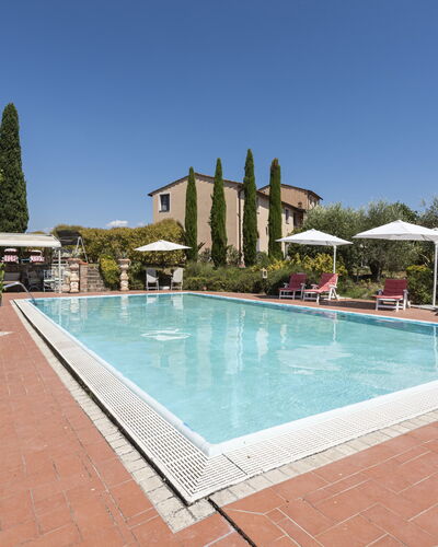 Villa Cevoli: Agua, Planta, Piscina, Cielo, Árbol, Rectángulo, Silla, Ocio, Sombra, Material Compuesto