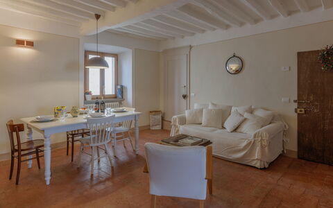 Appartamento Mancini: Mesa, Propiedad, Mueble, Madera, Edificio, Sofá, Arquitectura, Puerta, Suelo, Ventana