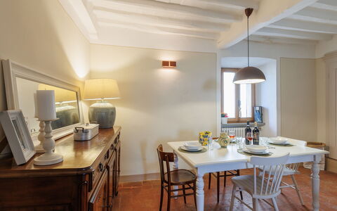 Appartamento Mancini: Mesa, Mueble, Propiedad, Madera, Silla, Gabinetes, Edificio, Encendiendo, Diseño De Interiores