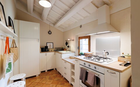 Appartamento Mancini: Grifo, Propiedad, Gabinetes, Lavabo, Arreglo De Tubería, Mostrador, Cocina, Madera, Diseño De Interiores, Suelo