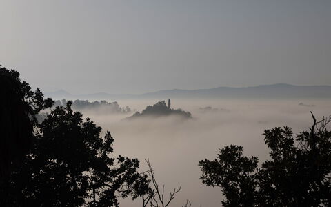 Villa La Cicogna Tuscany: Atmósfera, Cielo, Nube, Árbol, Paisaje Natural, Rama, Montaña, Cuerpo De Agua, Fenómeno Atmosférico