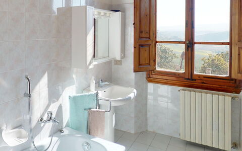 Villa La Cicogna Tuscany: Espejo, Arreglo De Tubería, Grifo, Propiedad, Lavabo Del Baño, Lavabo, Baño, Diseño De Interiores, Ventana, Madera