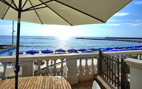 Casa Riva: Agua, Cielo, Propiedad, Ligero, Azul, Azur, Edificio, Sombra, Paraguas, Balneario