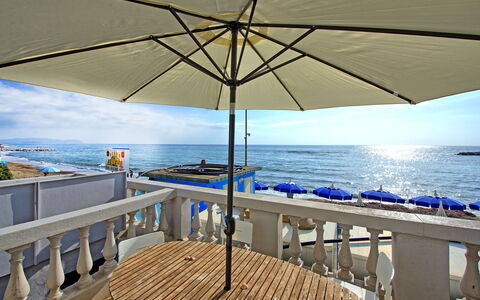 Casa Riva: Agua, Cielo, Propiedad, Mesa, Mueble, Paraguas, Sombra, Azur, Mueble Para Exteriores, Madera