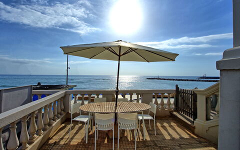 Casa Riva: Cielo, Agua, Nube, Mesa, Propiedad, Ligero, Azur, Sombra, Edificio, Mueble Para Exteriores