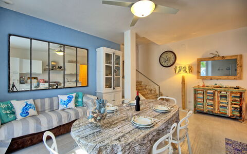 Casa Riva: Mesa, Propiedad, Mueble, Marco, Azur, Encendiendo, Diseño De Interiores, Vajilla, Ventana, Sala