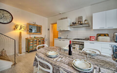 Casa Riva: Propiedad, Mueble, Gabinetes, Mostrador, Madera, Vajilla, Diseño De Interiores, Encendiendo, Cocina, Estantería