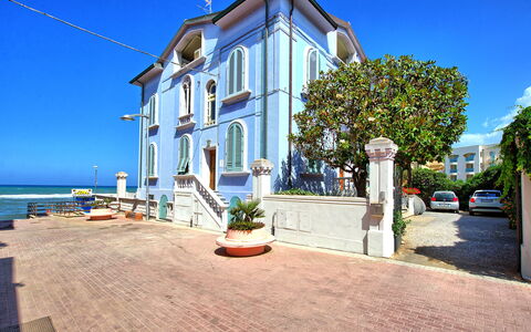Casa Riva: Cielo, Planta, Propiedad, Edificio, Agua, Ventana, Árbol, Barrio Residencial, Bienes Raíces, Fachada