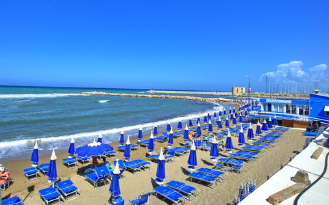 Casa Riva: Cielo, Agua, Nube, Azul, Silla, Mueble Para Exteriores, Sunlounger, Playa, Cuerpo De Agua, Ocio