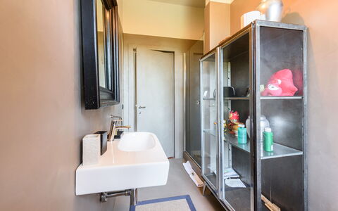 Villa Pancole: Espejo, Propiedad, Grifo, Lavabo, Arreglo De Tubería, Edificio, Baño, Suelo, Lavabo Del Baño